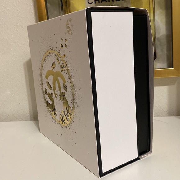 CHANEL large Gift Box Holiday 2023 Limited Edition - Picture 2 of 13